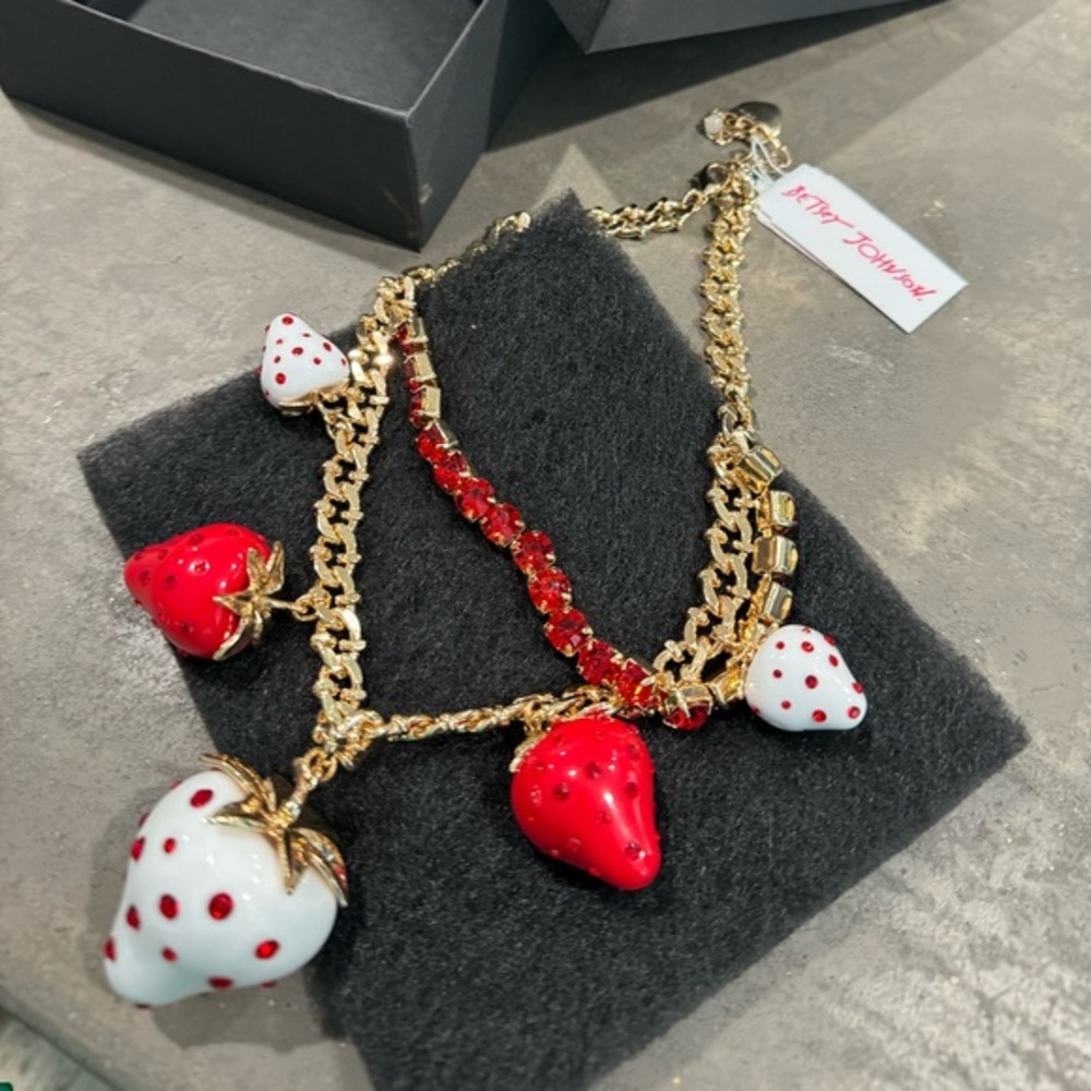 BETSEY JOHNSON strawberries 🍓 necklace! FUN🍓FABULOUS 🍓& UNIQUE :see pic4 more
